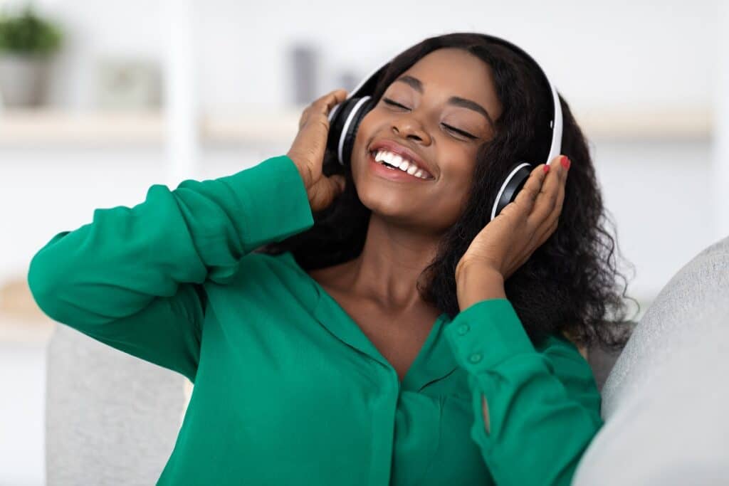 femme noire écoute musique casque